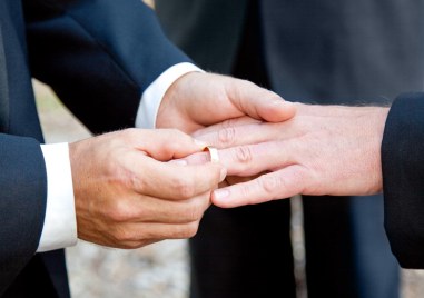 Адвокат: Ако гей двойка сключи брак в държава на ЕС, у нас се счита за легитимен