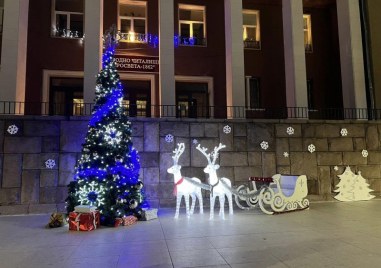 Палят светлините на елхата в Перущица след броени дни