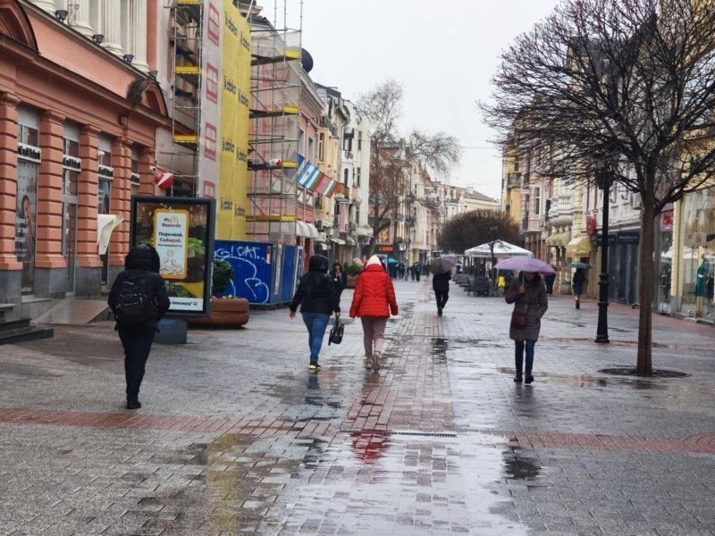 Обявиха жълт и оранжев код за значителни валежи утре