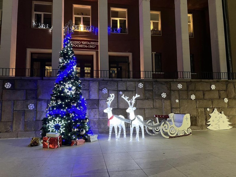 Палят светлините на елхата в Перущица след броени дни