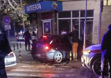 Кола се вряза в аптека на опасно пловдивско кръстовище