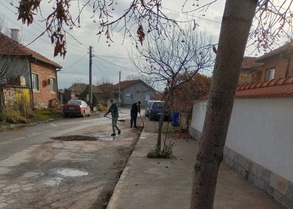Децата на България: Момчета от село край Стамболийски сами запълват дупки по улица