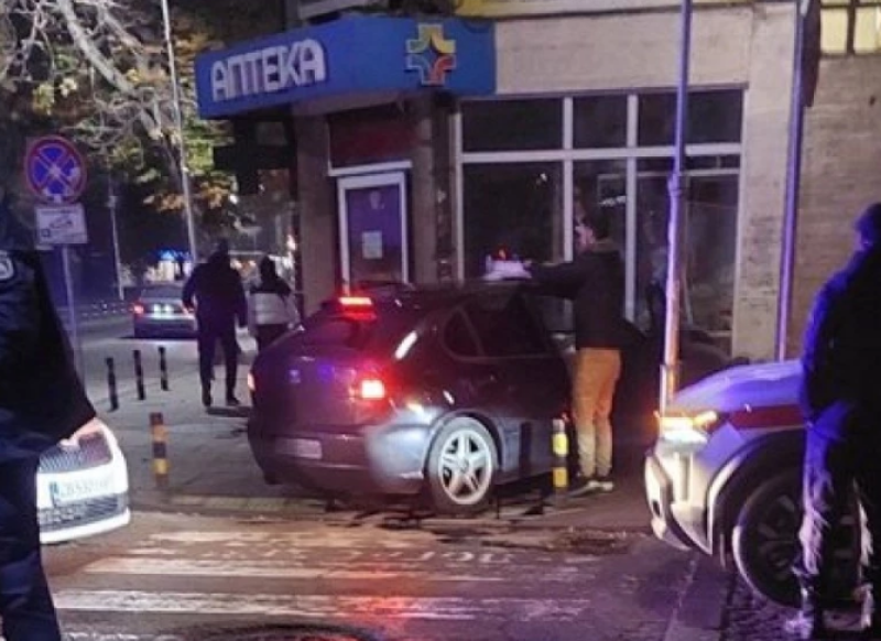 Кола се вряза в аптека на опасно пловдивско кръстовище