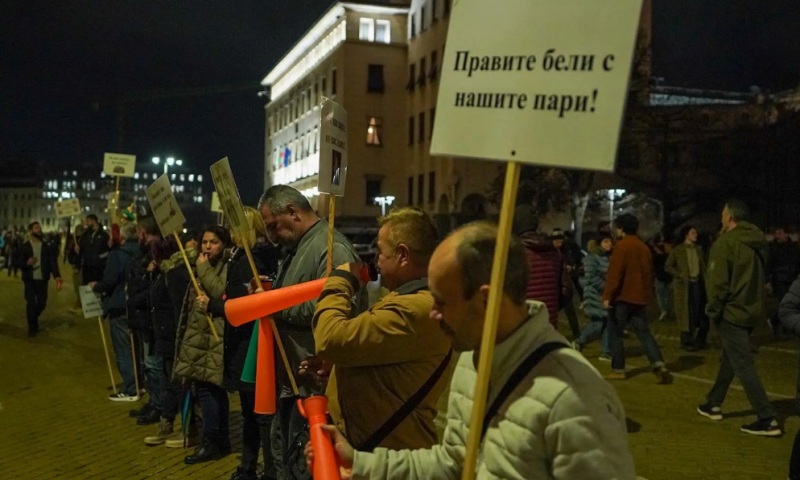 Среднощната блокада и напрежение пред парламента заради бюджет 2026