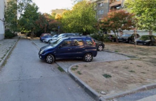 9 месеца чакане: Пловдивчани обикалят цял квартал, за да паркират, а Общината няма пари за скоби