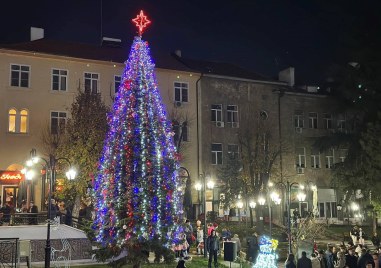 Готова е празничната Коледно-Новогодишна програма в Карлово