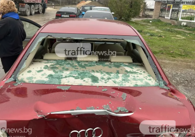 Тир се заби в спрели на пешеходна пътека коли в Пловдив