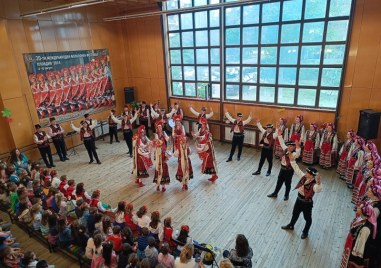 Традиции и фолклор за най-малките на коледните образователни концерти на ансамбъл „Тракия“