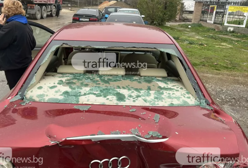 Тир се заби в спрели на пешеходна пътека коли в Пловдив