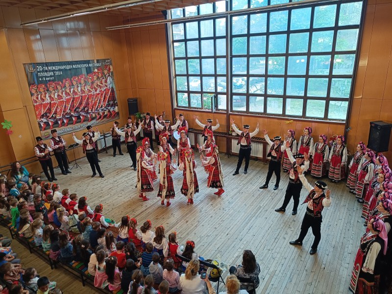 Традиции и фолклор за най-малките на коледните образователни концерти на ансамбъл „Тракия“