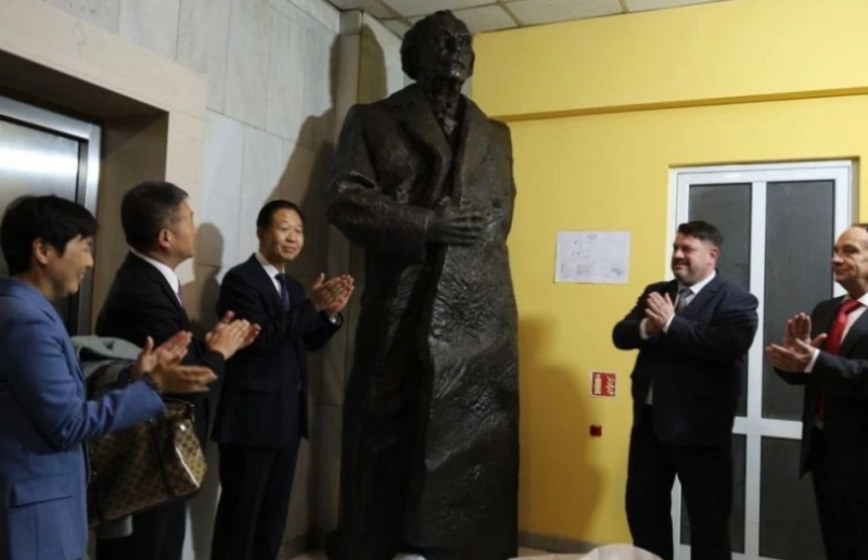 В Германия Георги Димитров е в Музея на терора, а тук му правят паметници