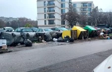 Вандализъм: Обърнати контейнери и увредени автомобили край две пловдивски училища