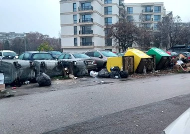 Вандализъм: Обърнати контейнери и увредени автомобили край две пловдивски училища