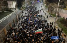Шествието на протестиращите в Пловдив потегли, смениха маршрута