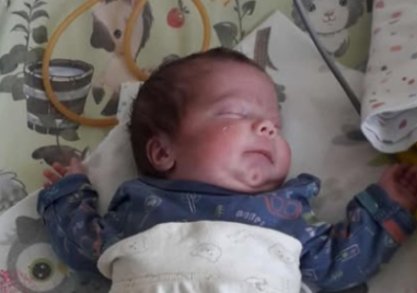 Мъничкият Иван все още има нужда от помощ, не са събрани достатъчно средства за лечението му