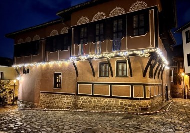 С коледна елха започват празниците “Светлина и надежда в Стария град“