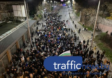 Шествието на протестиращите в Пловдив потегли, смениха маршрута