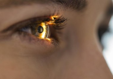 Защо виждаме „петна“ и движещи се точки в зрението си?