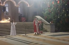Дядо Коледа запали светлините на елхата в Брезово