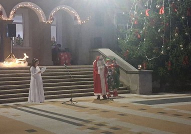 Дядо Коледа запали светлините на елхата в Брезово