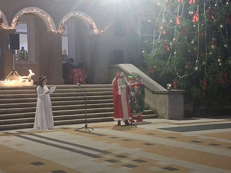 Дядо Коледа запали светлините на елхата в Брезово