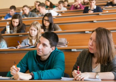 Безплатно обучение в университети и стипендии за ученици, проявили се на международни олимпиади