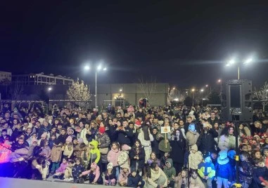 Запалиха светлините на коледната елха в “Тракия“, Дядо Коледа зарадва децата с подаръци