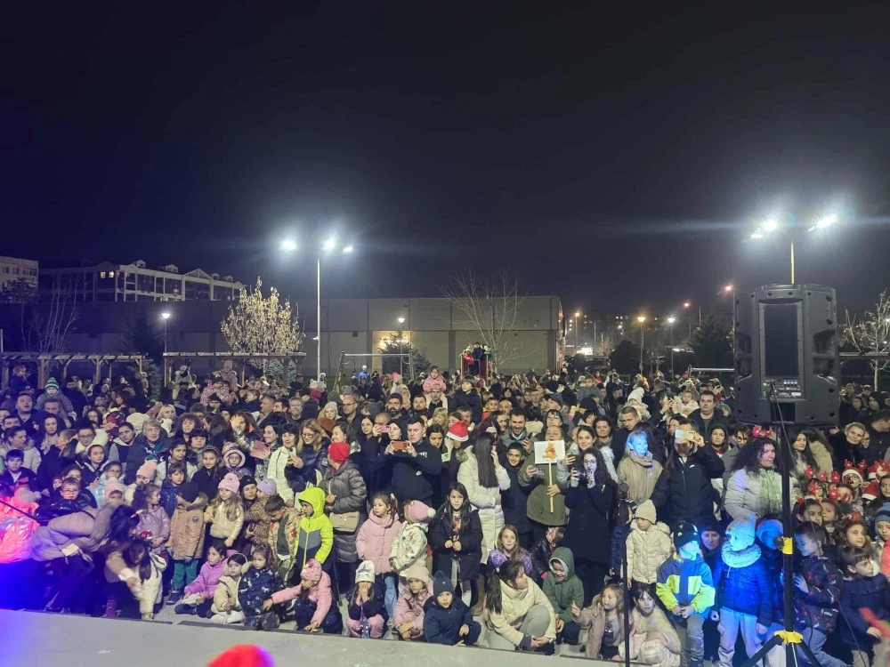 Запалиха светлините на коледната елха в “Тракия“, Дядо Коледа зарадва децата с подаръци