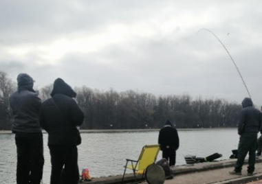 Разрешават свободния риболов на Гребния канал на Никулден