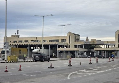 Възстановиха движението на “Кулата“, опашката от тирове се стопи