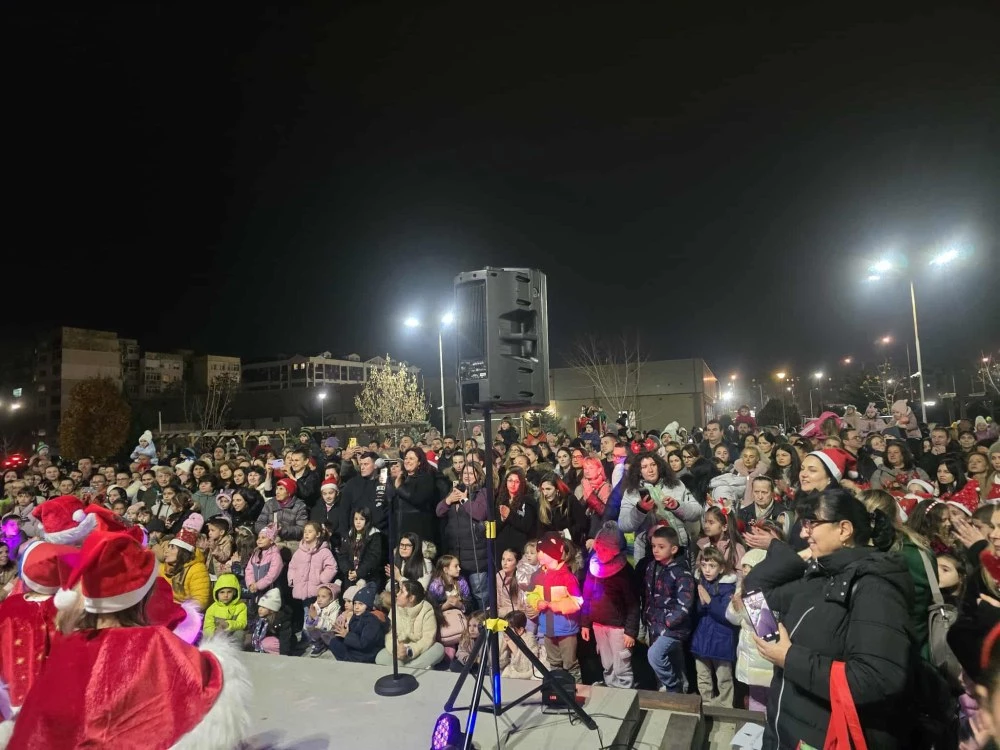 Над 2000 подаръка бяха раздадени в район „Тракия“ вчера и днес по случай запалването на елхата