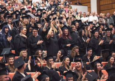 496 абсолвенти от Випуск 2025 на ФОЗ получиха тържествено дипломите си