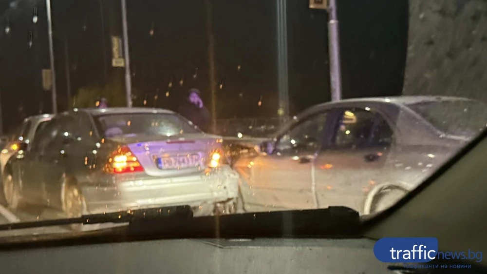 Верижна катастрофа затрудни движението на Карловско шосе в Пловдив