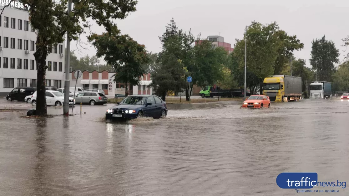 Бул. „Ал. Стамболийски“ в Кючука пак под вода – полиция регулира движението