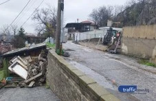 След обилните валежи: Подпорна стена рухна на Бунарджика, компрометирани са електрически стълбове