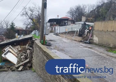 След обилните валежи: Подпорна стена рухна на Бунарджика, компрометирани са електрически стълбове