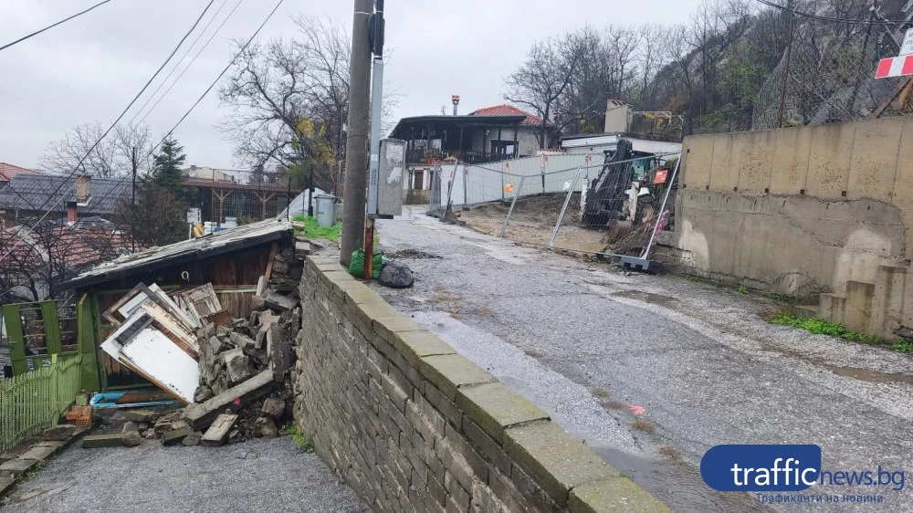 След обилните валежи: Подпорна стена рухна на Бунарджика, компрометирани са електрически стълбове