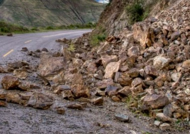 Свлачище затвори прохода Троян–Кърнаре, огромни скали блокираха пътя