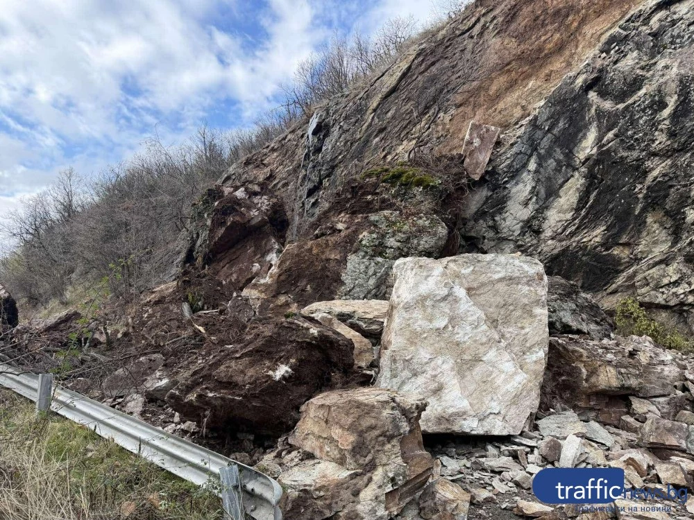 Проходът Кърнаре–Троян остава затворен поне до утре заради огромното свлачище