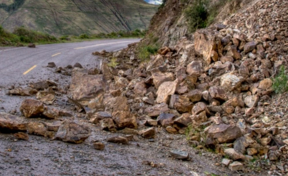 Свлачище затвори прохода Троян–Кърнаре, огромни скали блокираха пътя