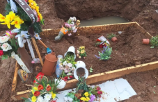 Майка рухна над пропадналия гроб на дъщеря си в Асеновград