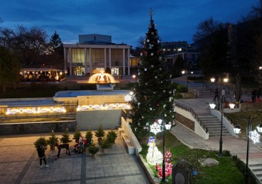 Елхата в Карлово грейва след броени часове