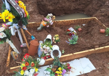 Майка рухна над пропадналия гроб на дъщеря си в Асеновград