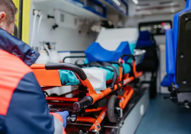 Мъж е в тежко състояние, кола с млад шофьор го блъсна на пътя Пловдив-Карлово