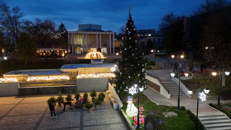 Елхата в Карлово грейва след броени часове