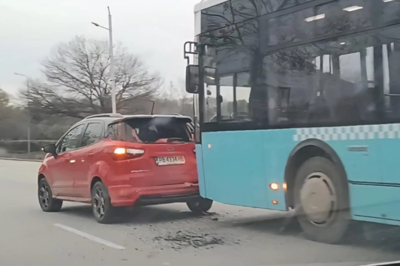 Кола и автобус се удариха на натоварен булевард в Пловдив