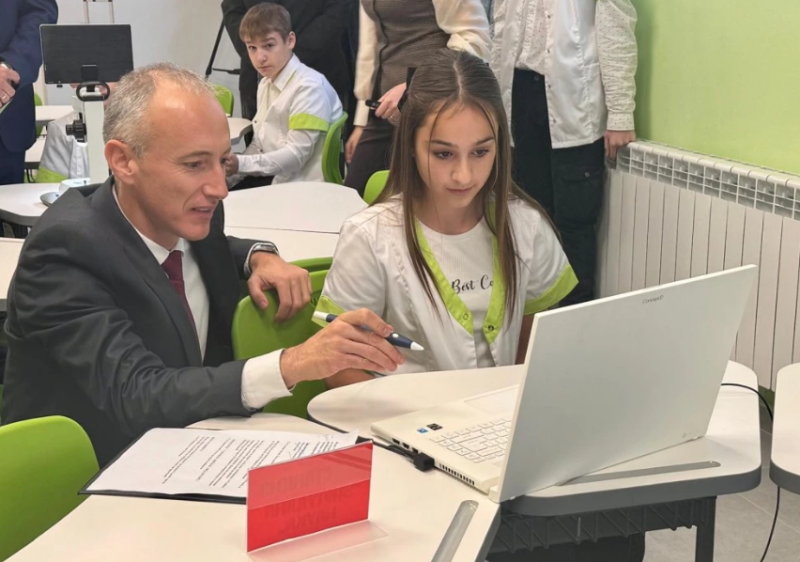 Министър Вълчев откри модерен STEM център в училище в Скутаре