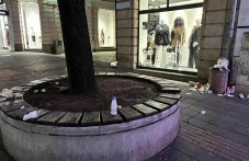 Европейски център или ориенталски хаос? Малката Главна вечер е миризливо сметище