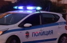 Мъж от Карлово буйства, рита патрулка и крещя на полицаи