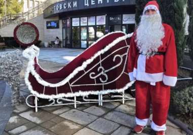 Дядо Коледа вече радва малки и големи в Асеновград